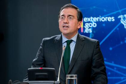 Albares, en una rueda de prensa después de su reunión bilateral con el ministro de Asuntos Exteriores de los Países Bajos, en 2022