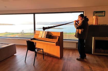 Albarn conoció Islandia en 1996 y quedó tan impresionado que desde entonces regresó periódicamente y se construyó una casa con vista al monte Esja,
a las afueras de Reikiavik.