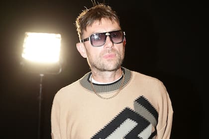 Albarn en la primera fila del desfile de Versace en Milán