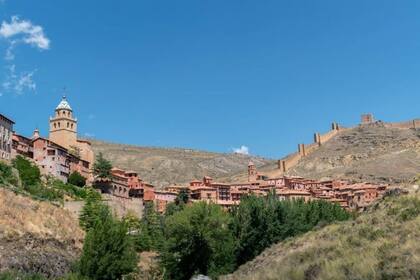 Albarracín, en España, conserva un muro de contención de tiempos medievales y está rodeada de rocas y acantilados de arenisca roja