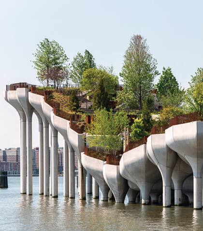 Alberga un ecosistema de 35 especies de árboles, 65 especies de arbustos y otras 290 variedades de césped, enredaderas y plantas perennes.