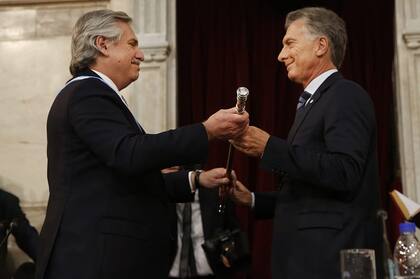 Alberto Fernández y Mauricio Macri en pleno traspaso, este mediodía