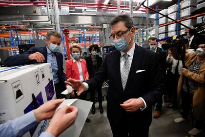 Albert Bourla, CEO de Pfizer durante una visita a una planta de producción de la empresa en Bélgica