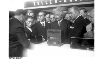 Albert Einstein, de visita en la IFA berlinesa en 1930