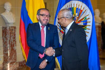 Albert Ramdin (derecha), secretario general de la OEA.