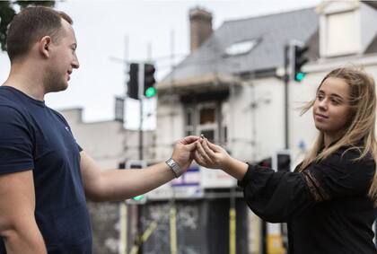 Albert y Valerija con el anillo de compromiso