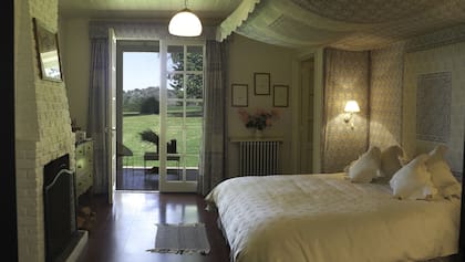 Albertina, una de las habitaciones de Ave María que mira directo al jardín y las sierras.