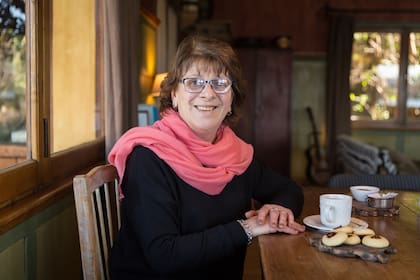 Albertina vive en Bariloche y escribe cuentos inspirados en su infancia y la vida de sus padres. 