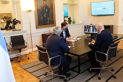 Alberto Fernández junto a Horacio Rodríguez Larreta y Diego Santilli en videollamada con Axel Kicillof