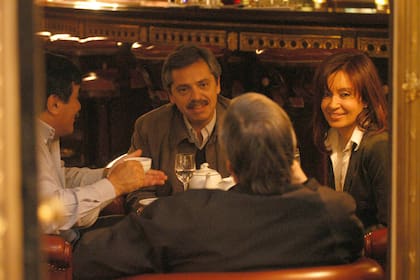 Encuentro en el bar del hotel Meurice, de París: Alberto Fernández, Cristina Fernández, Nestor Kirchner y Carlos Zannini, el 19 de enero de 2005 