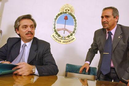 Junto al secretario de transporte Ricardo Jaime, durante una conferencia de prensa en casa de Gobierno el 1° de junio de 2004