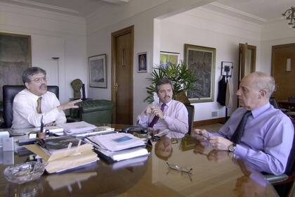 En reunión con Julio De Vido, ministro de Planificación Federal, y Roberto Lavagna, ministro de Economía. Palacio de Hacienda, 5 de mayo de 2004