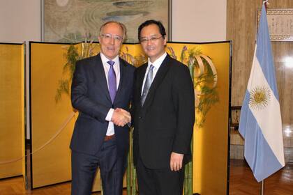 Alberto Nielsen, titular de YPF, junto al embajador Takahiro Nakamae