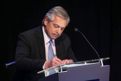 Alberto Fernández tomó notas en las intervenciones de Mauricio Macri