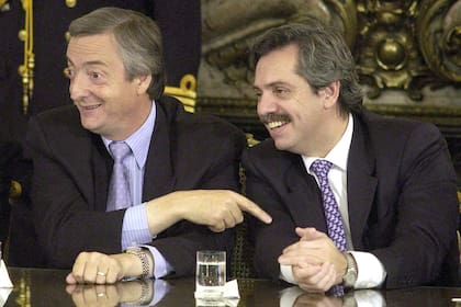 Durante el acto de creación del fondo fiduciario del gas en el Salón Blanco de la Casa Rosada (22 de abril de 2004)