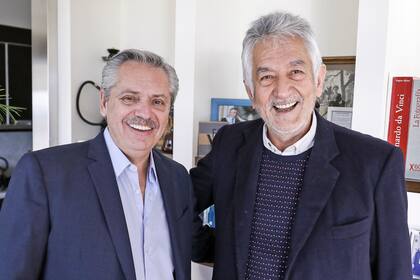 Alberto Fernández posa junto al puntano Alberto Rodríguez Saá el 24 de julio de 2019