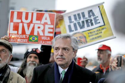 El 4 de julio de 2019 Alberto Fernández visitó al expresidente brasileño Luiz Inácio Lula da Silva en la sede de la Policía Federal en Curitiba, Brasil, donde se encuentra detenido (4 de julio de 2019)