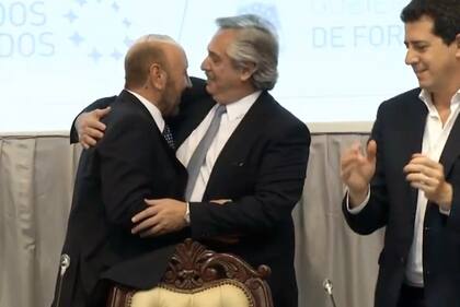 Insfrán y Fernández, abrazados, ante la mirada del ministro De Pedro