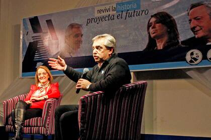 Alberto Fernández habla durante un encuentro junto a la gobernadora de la provincia de Santa Cruz, Alicia Kirchner, el 20 de mayo de 2019