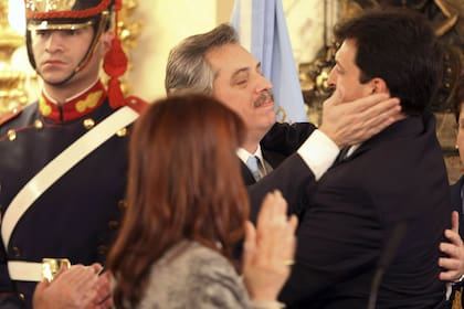 El nuevo jefe de Gabinete, Sergio Mazza, de 36 años, recibe el saludo de su antecesor, Alberto Fernández (24 de julio de 2008)
