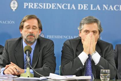 Alberto Fernández, jefe de Gabinete junto a Carlos Fernández, ministro de Economía, en el anuncio de las retenciones al agro (29 de mayo de 2008)