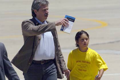 El arribo a la base militar junto a su hijo, el 11 de mayo de 2005