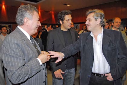 El presidente de Argentinos Juniors, Luis Segura, junto a Alberto Fernández, durante la presentación de las nuevas camisetas del club (30 de julio de 2008)