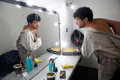 Alberto Ajaka probándose el mameluco de "El Negro", el personaje al que le da vida. La actual versión de la pieza lleva más de 600 representaciones, con dos temporadas en el Mutitabaris porteño y gira nacional