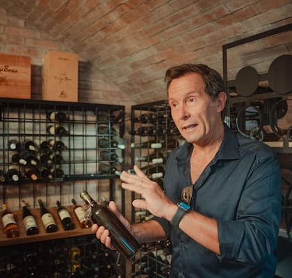 Alberto Arizu (h) en la cava de Finca El Paraiso, Mendoza, donde se encuentra el Malbec de 1912