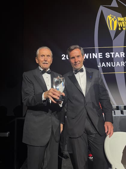 Alberto Arizu (p) y Alberto Arizu (h) en el escenario de los premios con la estatuilla en mano