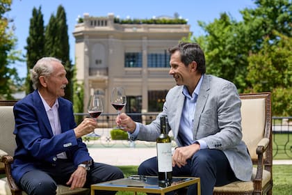Alberto Arizu padre y Alberto Arizu en la Finca El Paraíso; Luján de Cuyo es el territorio que marcó la identidad de la bodega Luigi Bosca desde su fundación en 1901