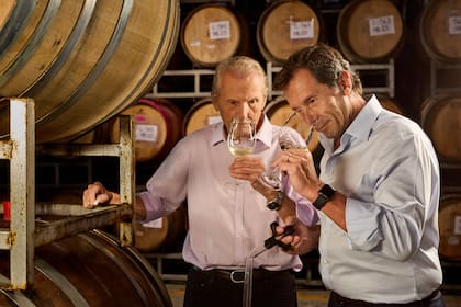 Alberto Arizu padre y Alberto Arizu hijo participaron de una sesión fotográfica en la Finca El Paraíso y en la bodega Luigi Bosca. La producción puso en primer plano el vínculo familiar y la continuidad generacional, enmarcados en la colección de vinos De Sangre.