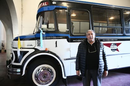 Alberto Barba posa orgulloso. Detrás suyo, el resultado de una exitosa tarea de equipo.