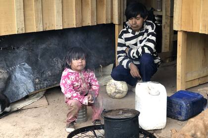 Alberto Barrios vive con su mujer y sus tres hijos en la comunidad La Paloma, en Hickman. Gracias a la ayuda de Cáritas lograron mudarse a una casa prefabricada de madera. Antes vivían en una casilla de palos de madera y plásticos