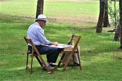 Alberto Bellucci dibujando en Cariló, en 2021