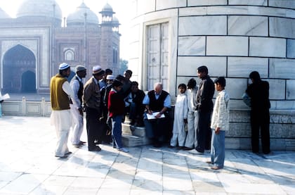 Alberto Bellucci dibujando en Taj Mahal, India, en 2011