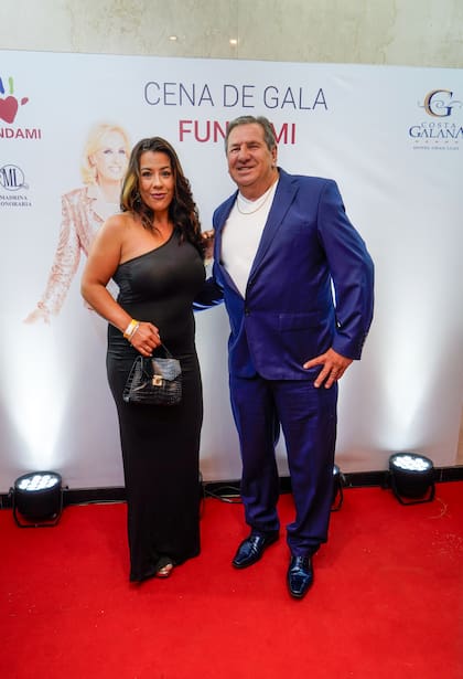 Alberto "Beto" Martínez, padre del campeón del mundo "Dibu" Martínez, junto a Laura, su pareja, quienes fueron de los primeros en llegar y posar para los fotógrafos. Durante la velada hubo una sorpresa de parte de algunos integrantes de la selección nacional, “Cuti” Romero, Thiago Almada y Julián Álvarez se comprometieron a enviar una casaca firmada por todos los jugadores del plantel