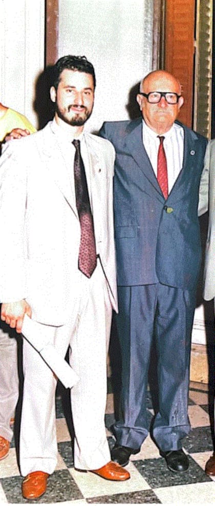 Alberto Biglieri posa junto a su padre Yoliván Biglieri el día que se graduó de abogado