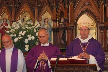 Alberto Bochatey cuando Prevost, superior general de los agustinos, fue a su ordenación episcopal, en La Plata, del 9 de marzo de 2013