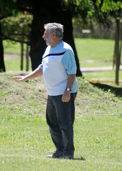 Alberto Casasco, dando indicaciones; lleva 56 años ininterrumpidos dirigiendo en la UBA