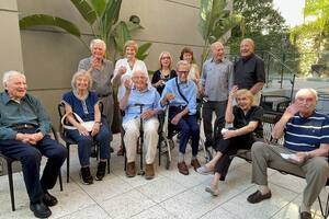 Alberto Chab (de pie, a la izquierda) junto a los integrantes del grupo "Noventa y contando"