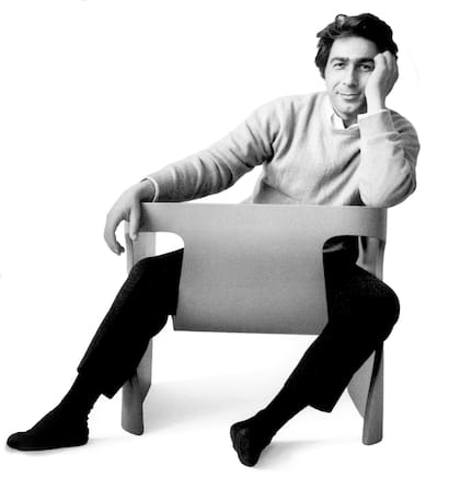 Alberto Churba con su silla Cinta 5, en la foto que ilustra la tapa de su libro