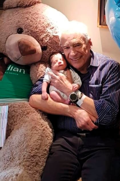 Alberto Cormillot junto a Emilio y al oso gigante que le regaló su segundo hijo, Adrián, al recién nacido