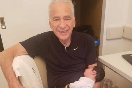 Alberto Cormillot junto a su hijo Emilia, nacido hace pocos días 