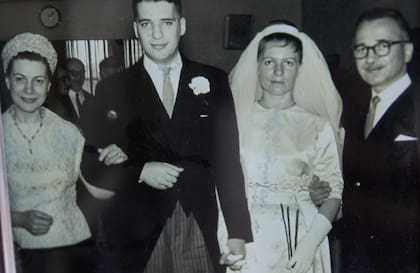 Alberto Cormillot junto a sus padres y Monika, en su casamiento