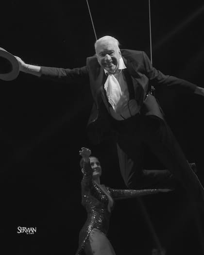 Alberto Cormillot realizó un show rodeado de acrobacias