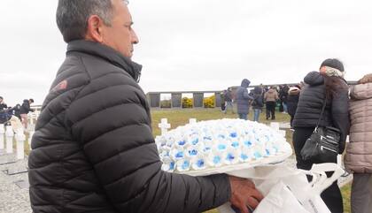 Alberto cuando llegó con la hortensia de venecitas