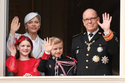 Alberto de Mónaco ya no es "el más trabajador": en 2025 cayó al segundo puesto. En la foto, junto a la princesa Charlene y sus hijos, la princesa Gabriella y el príncipe Jacques en la celebración del Día Nacional de Mónaco, el 19 de noviembre último (Photo by Stephane Cardinale - Corbis/Corbis via Getty Images)