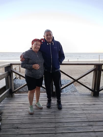 Alberto estudia podología para ayudarla con su diabetes