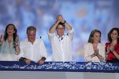 Alberto Feijoo, líder del partido conservador mayoritario Partido Popular, hace gestos a los simpatizantes fuera de la sede del partido después de las elecciones generales de España en Madrid, el lunes 24 de julio de 2023. 